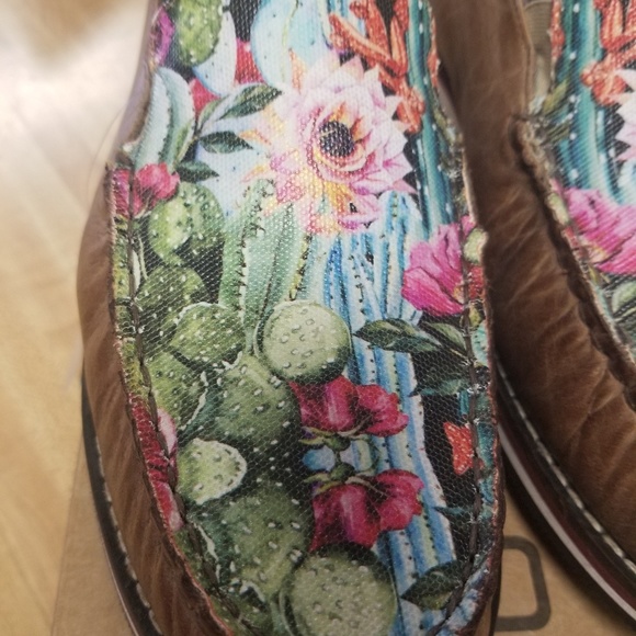 LAST PAIR!! NWT-  Roper Prickly Pear Moccasin - Picture 2 of 4